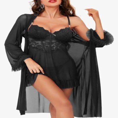 Conjunto de lencería de 3 piezas con encaje y bata transparente.